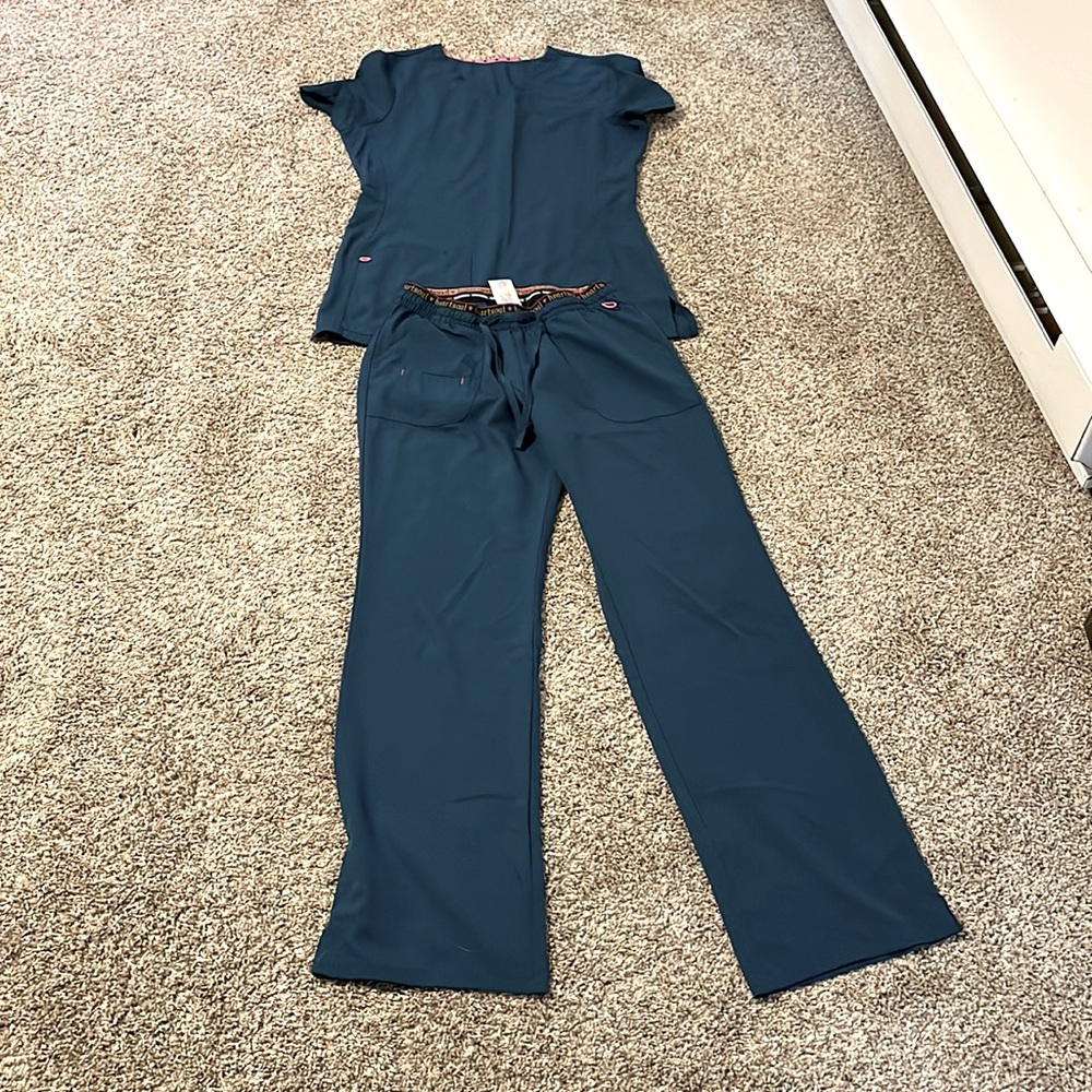 HeartSoul scrubs size small in a dark teal